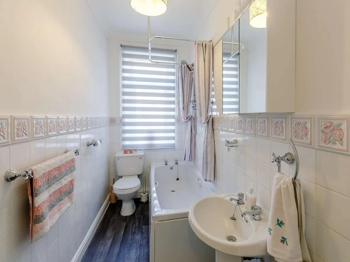 Villa 4 Bed In Holmfirth 86032 0*,